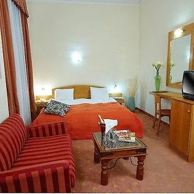 Kinissi Palace Хотел